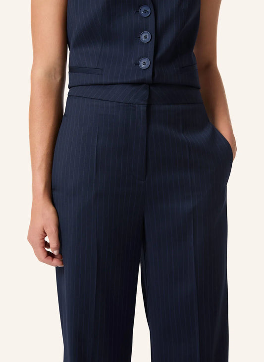 Malej Hose in Nadelstreifen