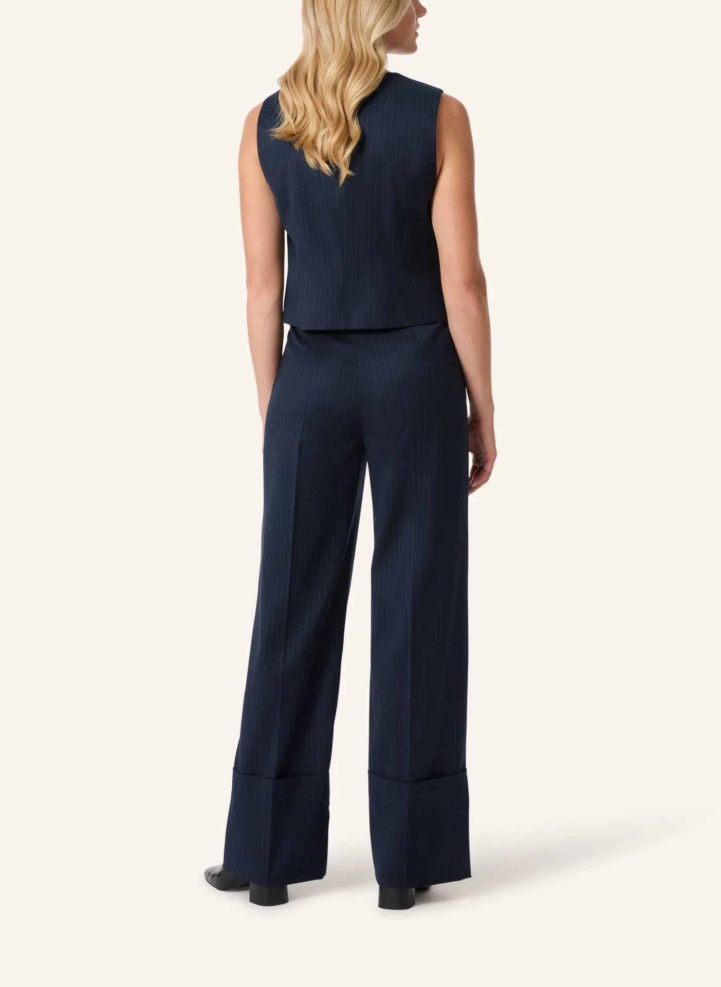 Malej Weste in Nadelstreifen