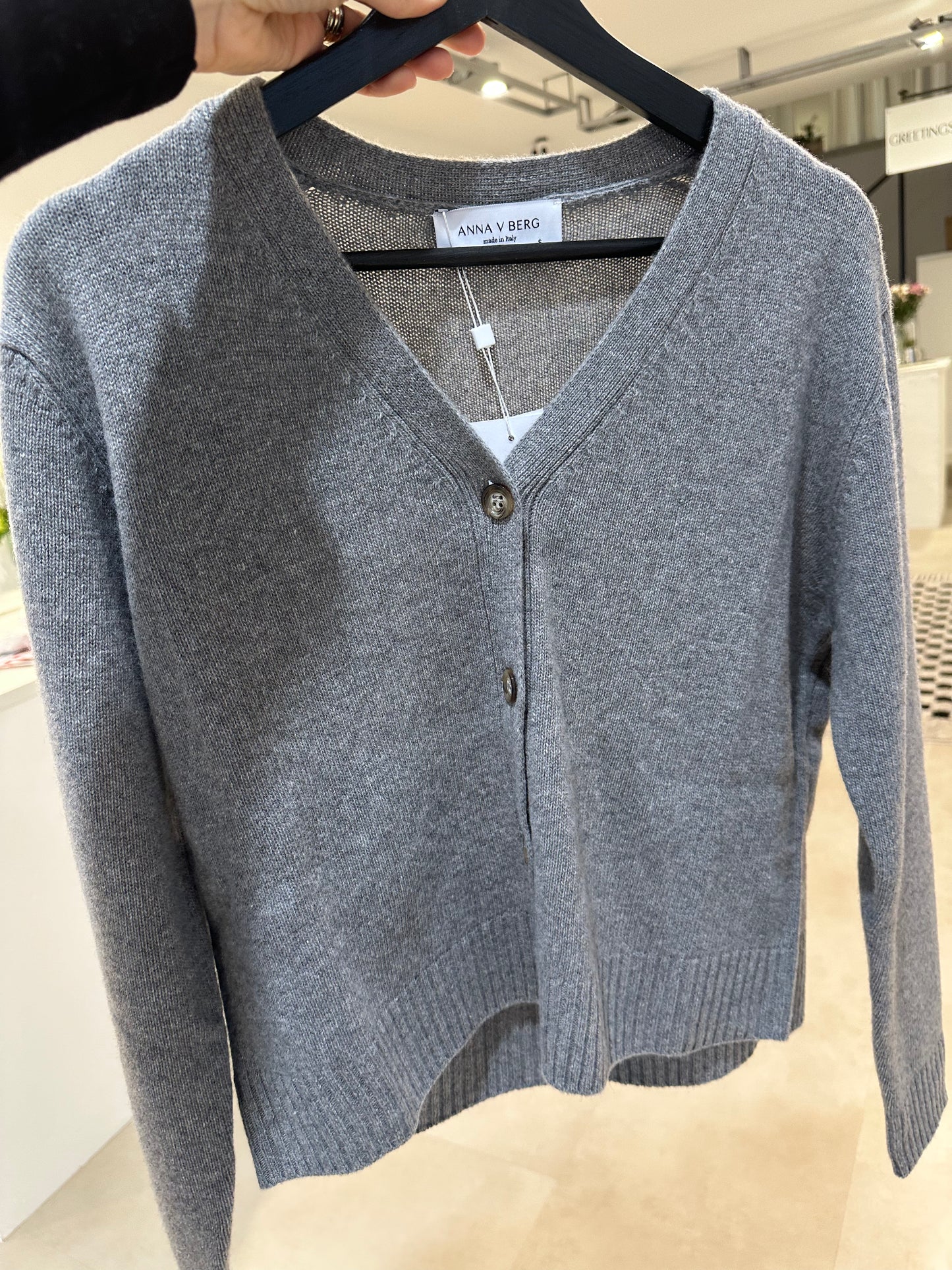 Anna v. Berg Steffi Cardigan in Grau