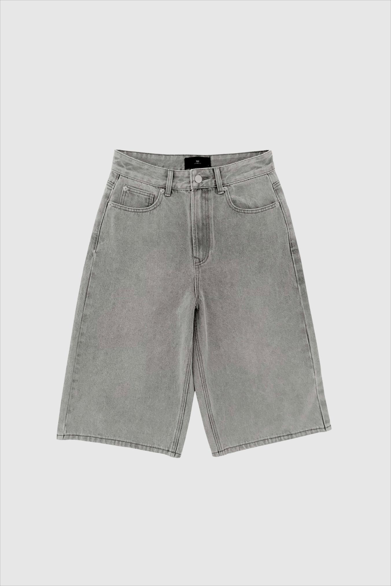 With Black Gala Bermuda Shorts in Grau