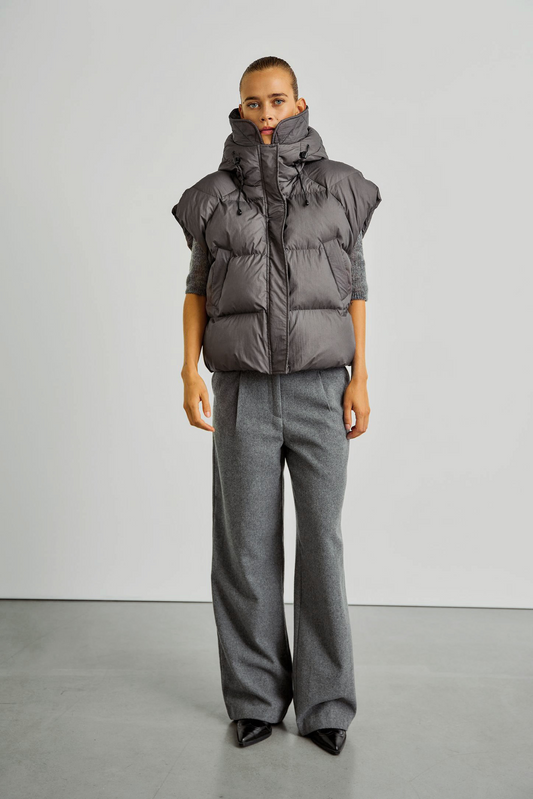 With Black Venice Weste in Grey