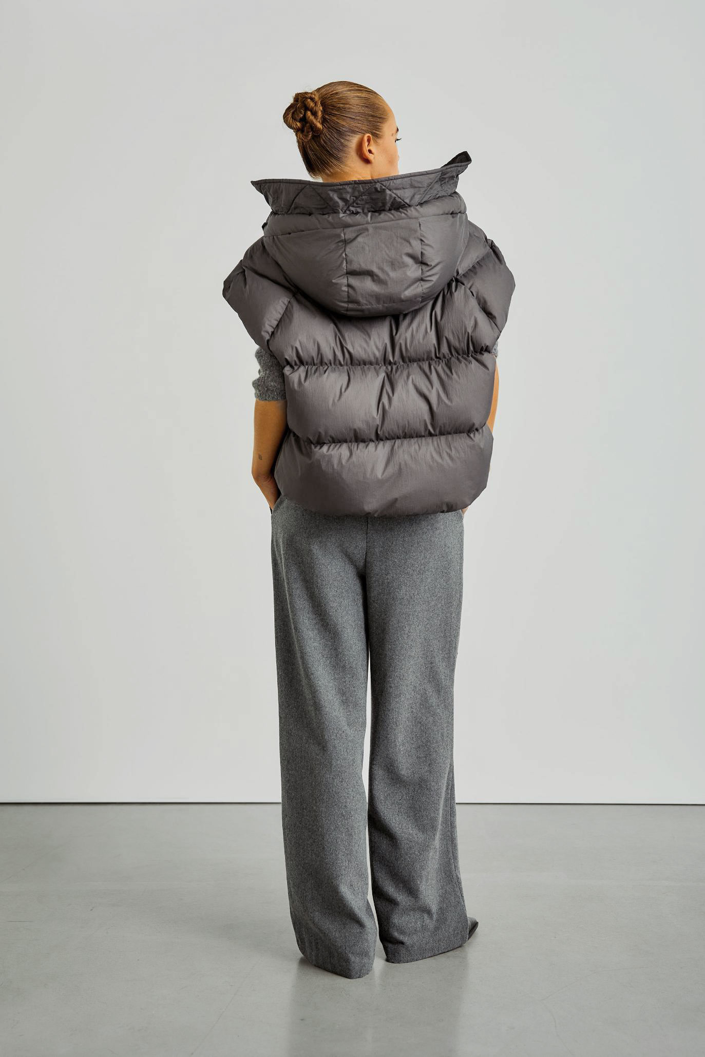 With Black Venice Weste in Grey