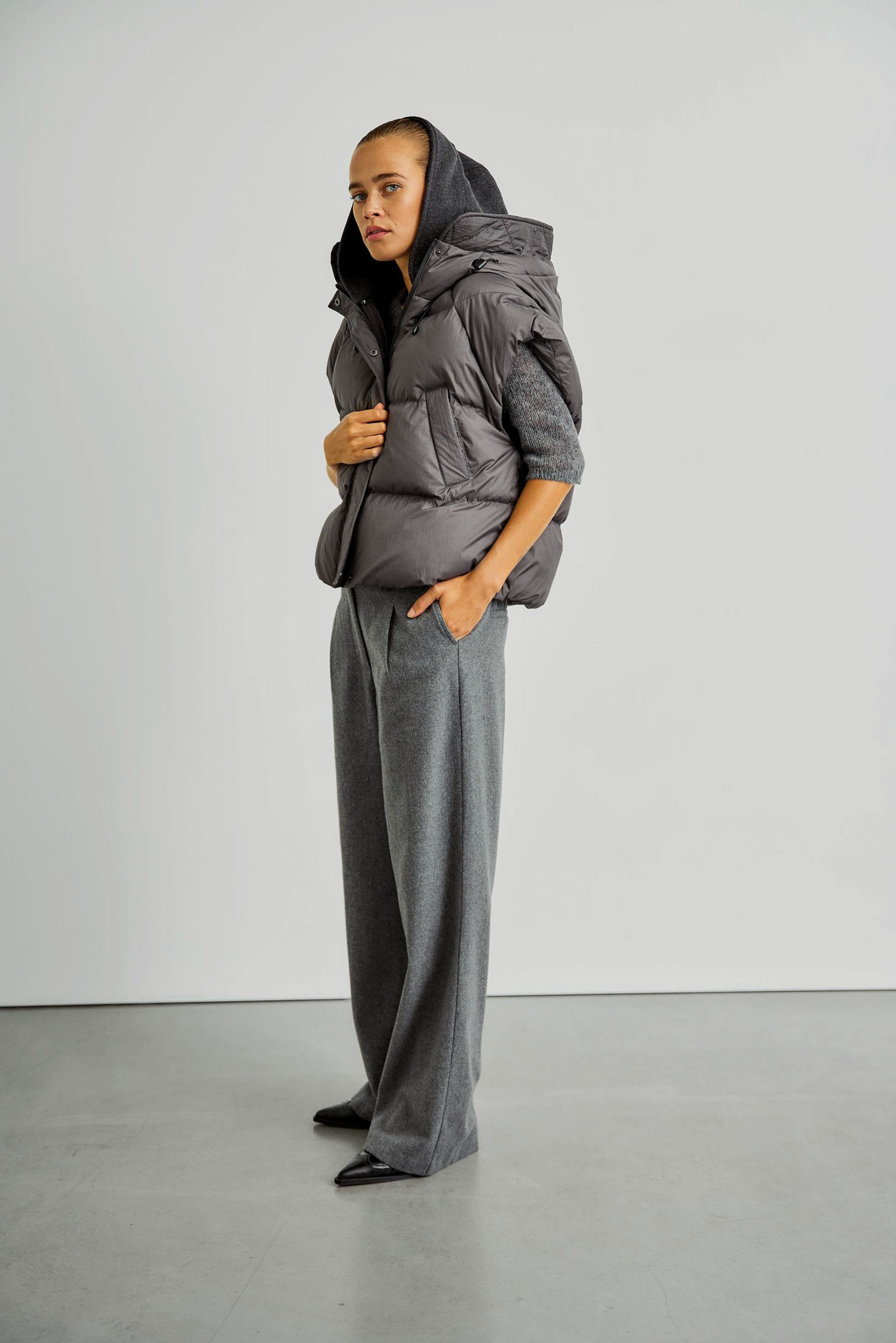 With Black Venice Weste in Grey