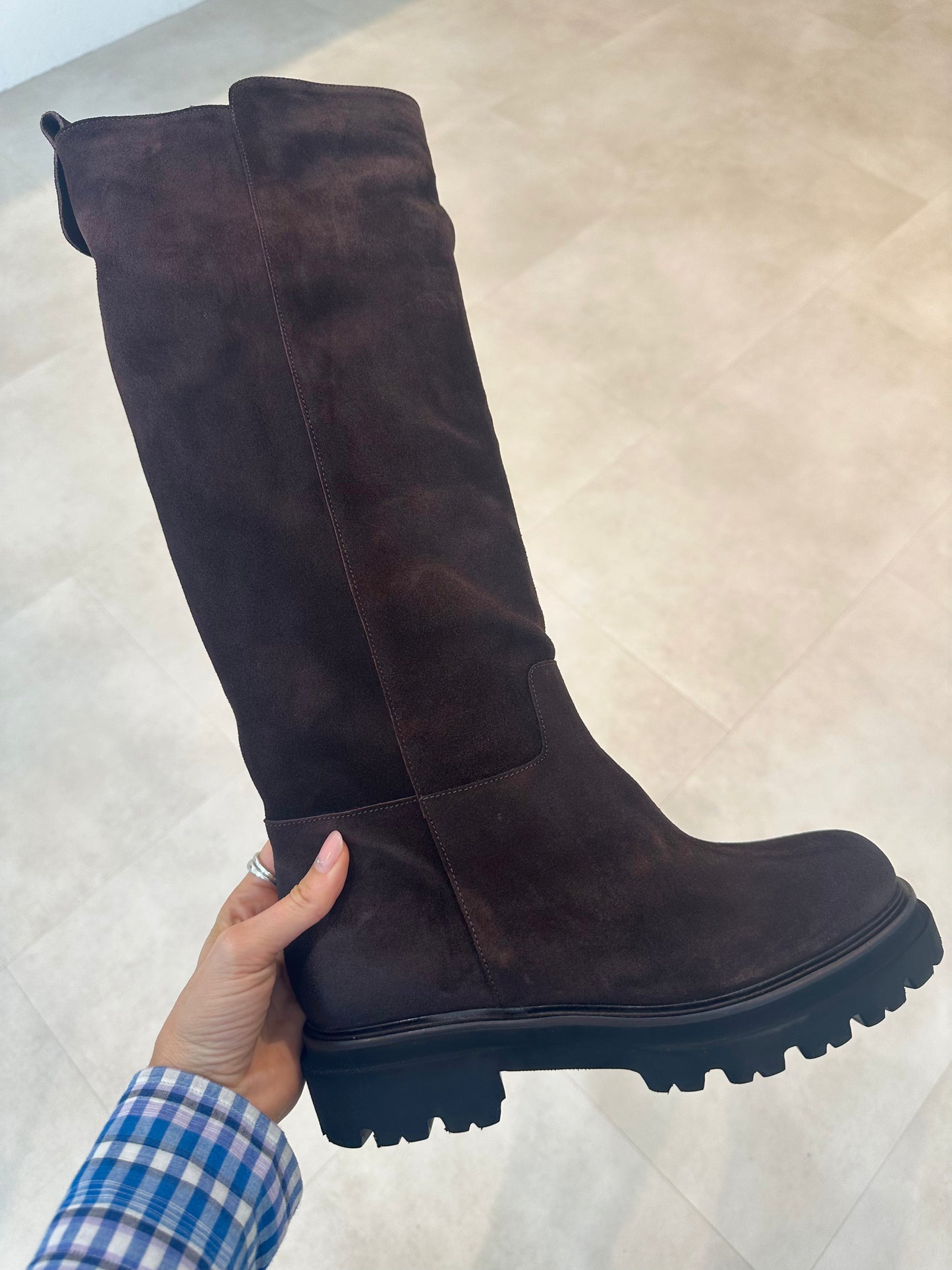 Thea Mika Stiefel in Velour Schoko
