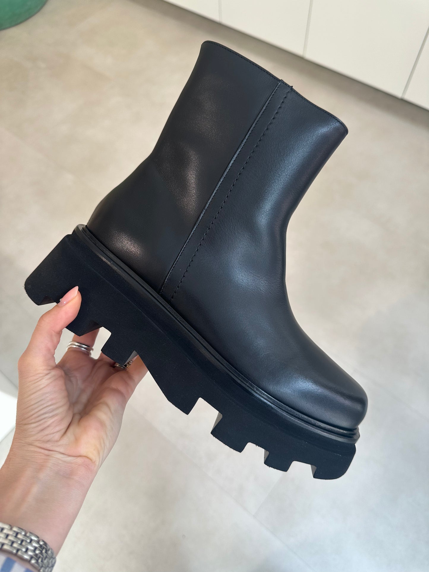 Thea Mika Bootie in Schwarz
