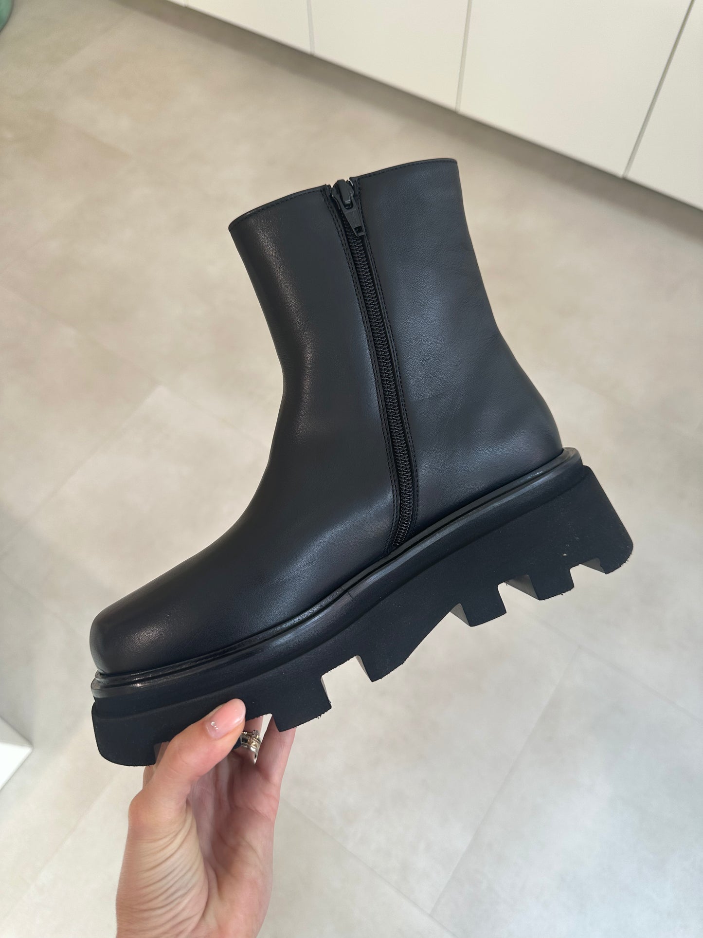 Thea Mika Bootie in Schwarz