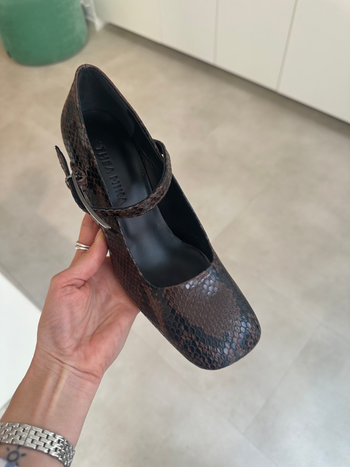 Thea Mika Penny Snake Heel in Braun/Schwarz