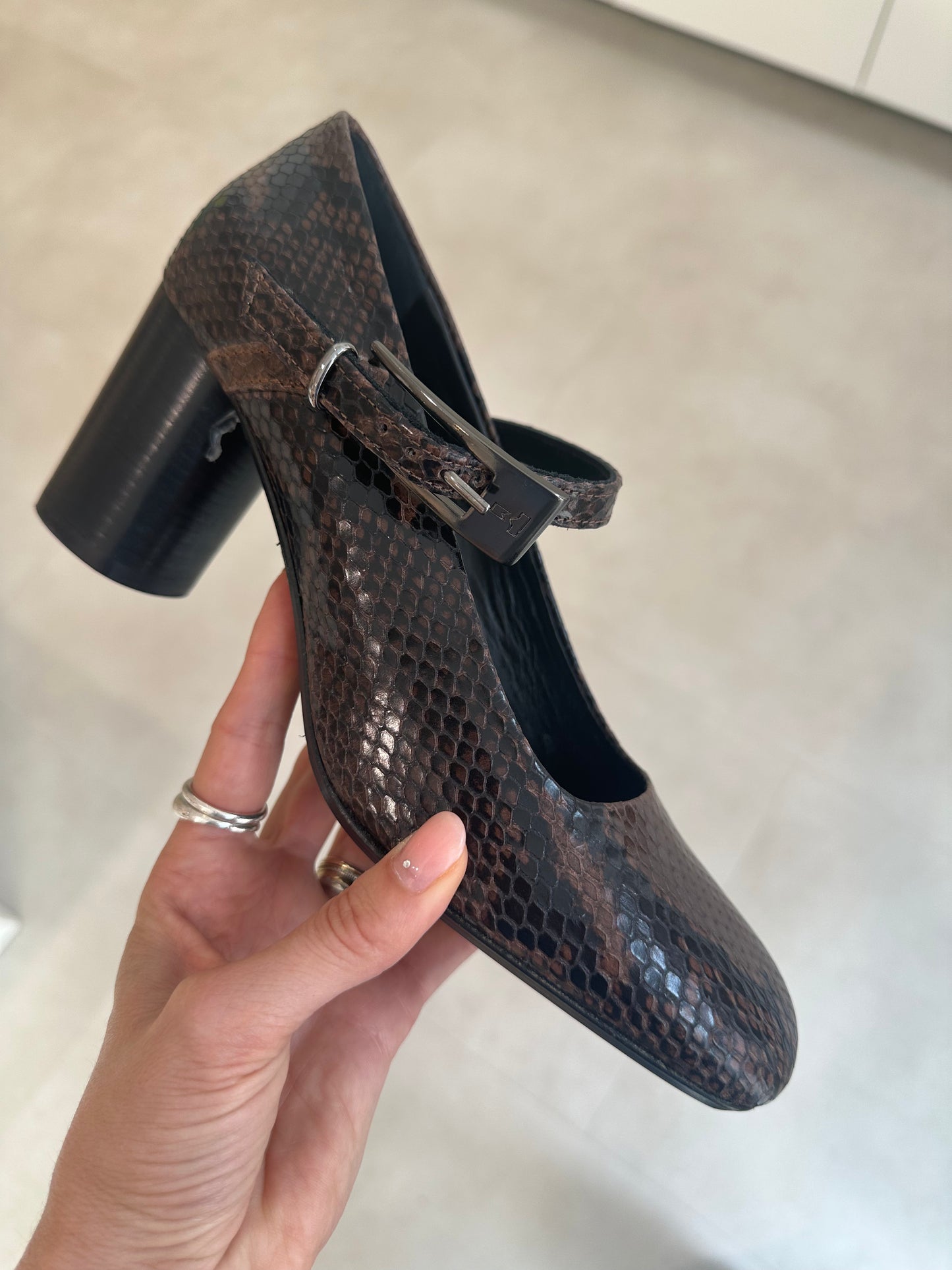 Thea Mika Penny Snake Heel in Braun/Schwarz