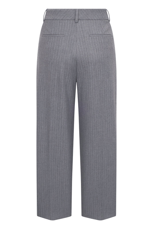 Seductive Sloanne in Nadelstreifen