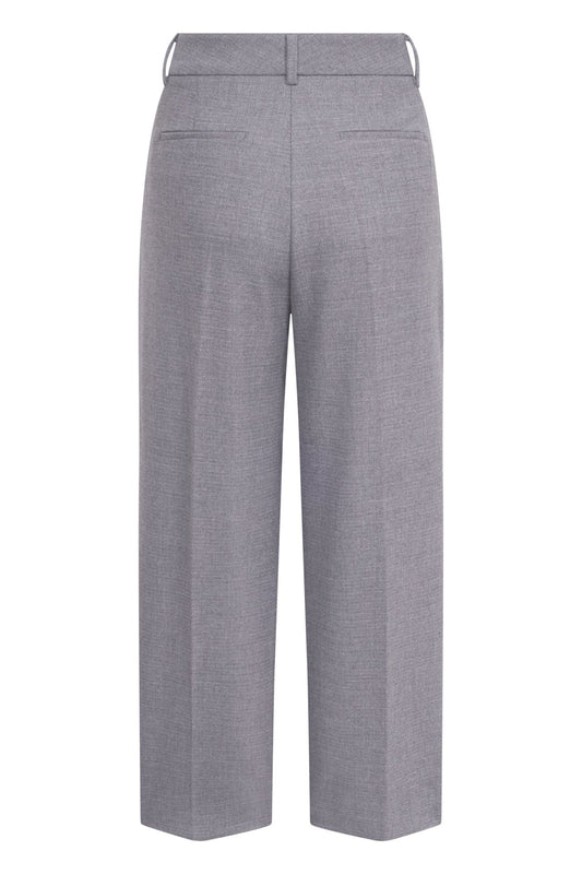 Seductive Sloanne in Dunkelgrau