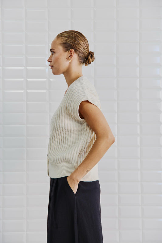 With Black Poppy Strickweste in Birch