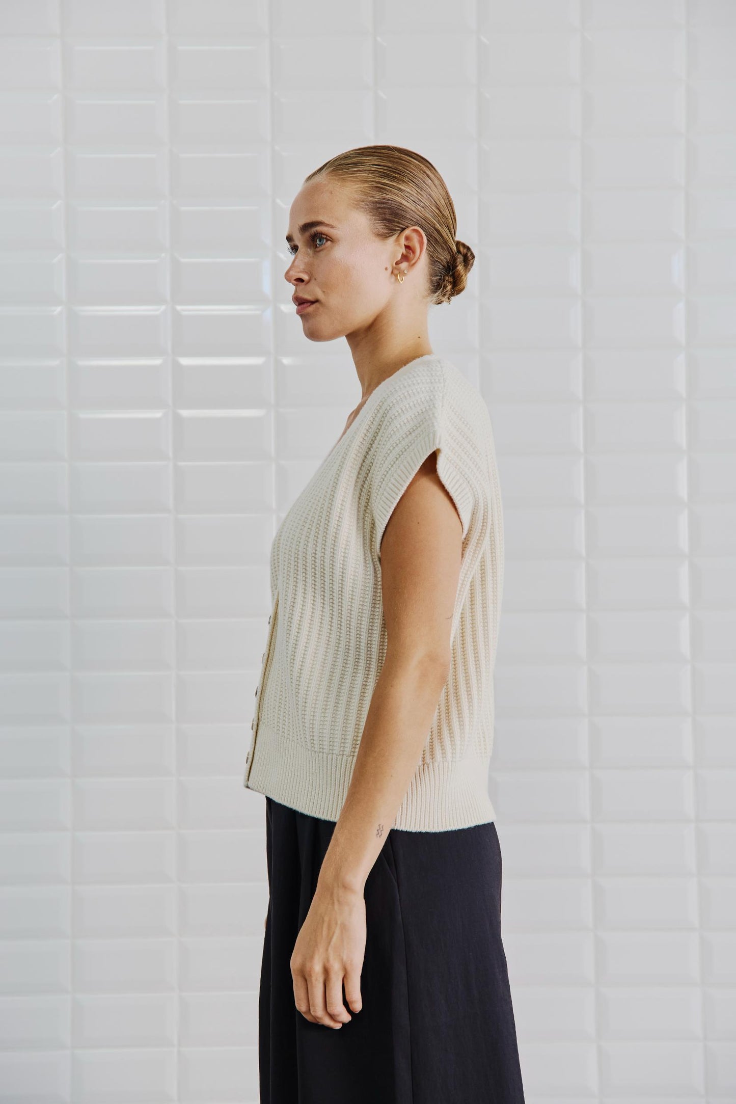 With Black Poppy Strickweste in Birch