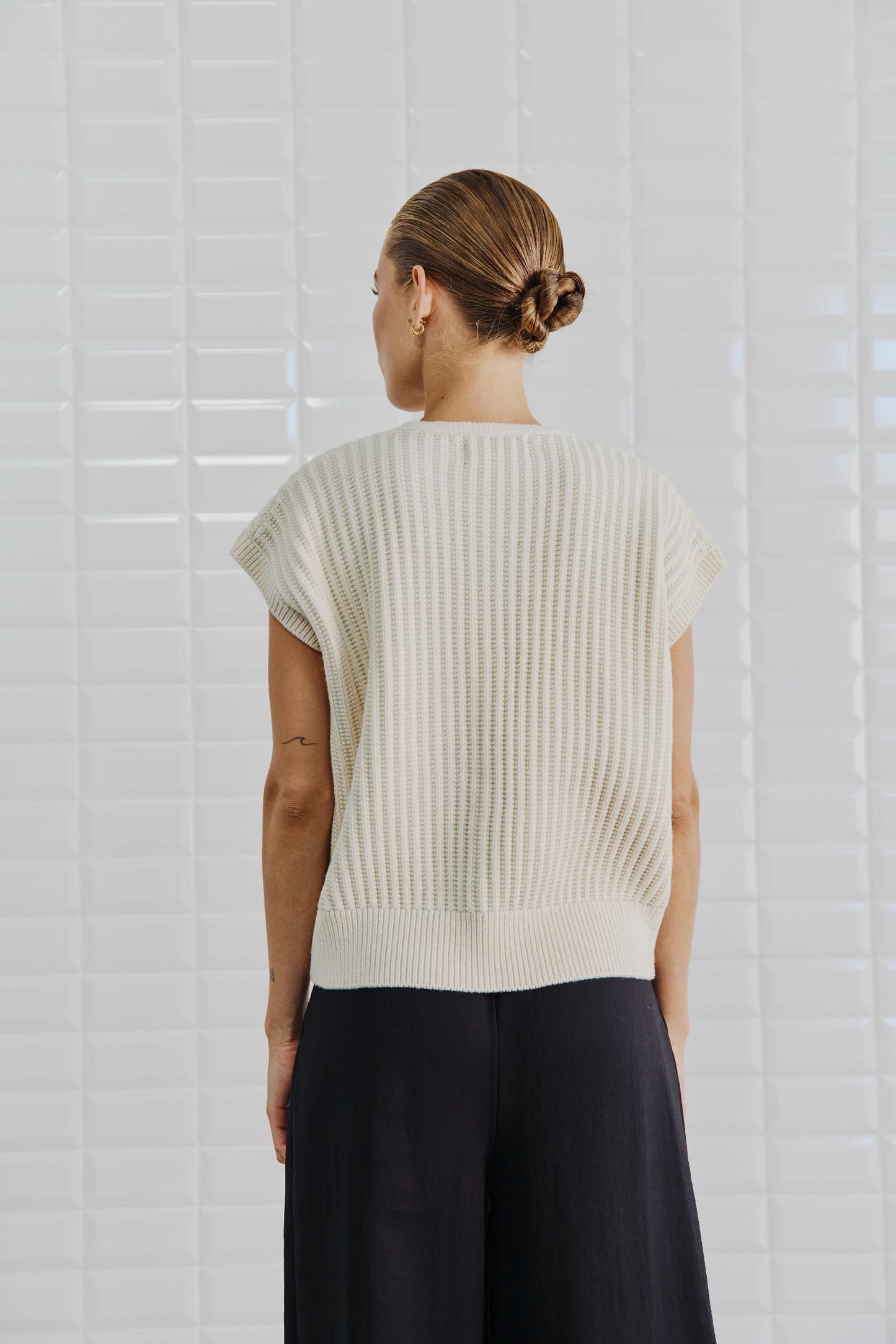 With Black Poppy Strickweste in Birch