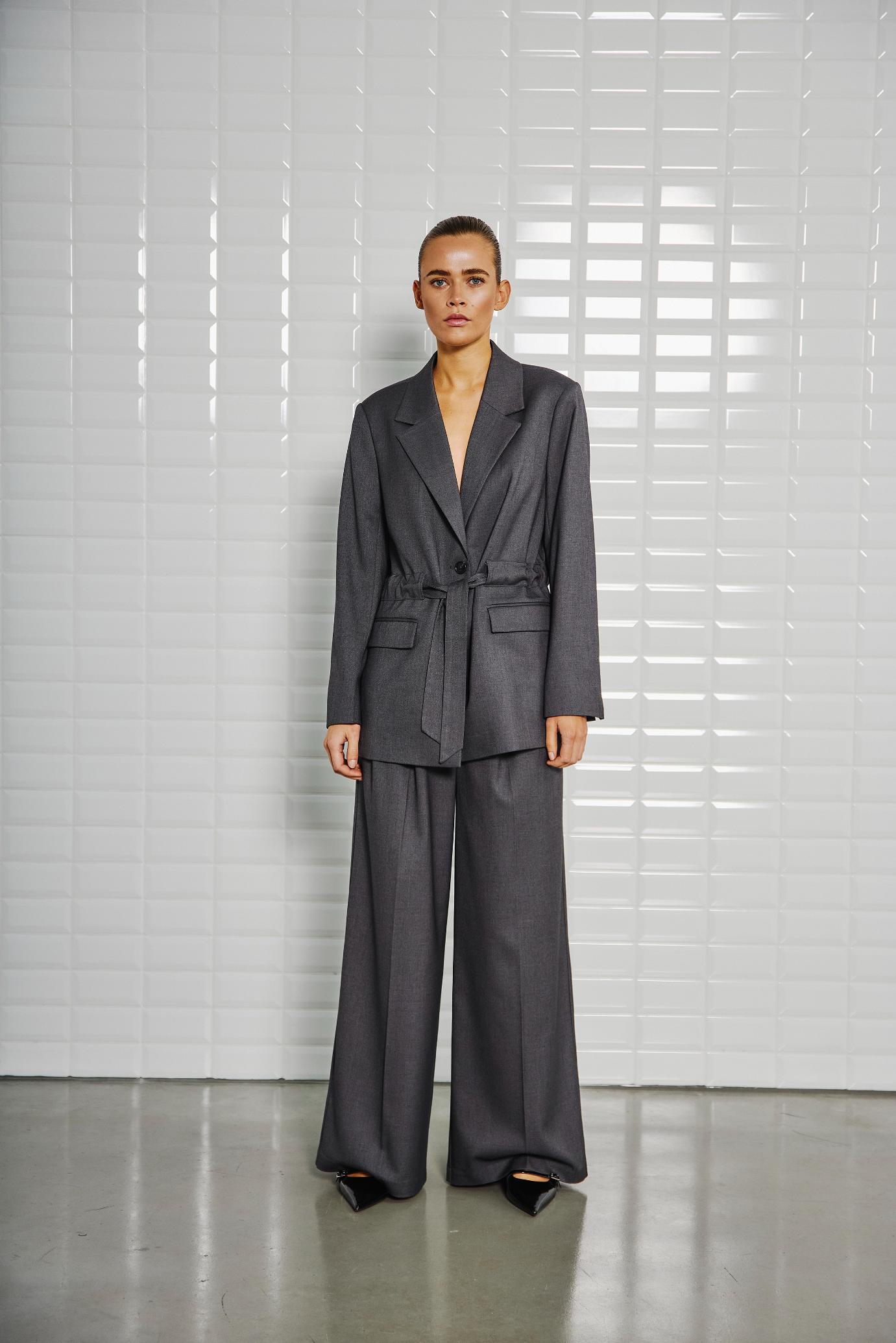 With Black Magnolia Hose in Asphalt
