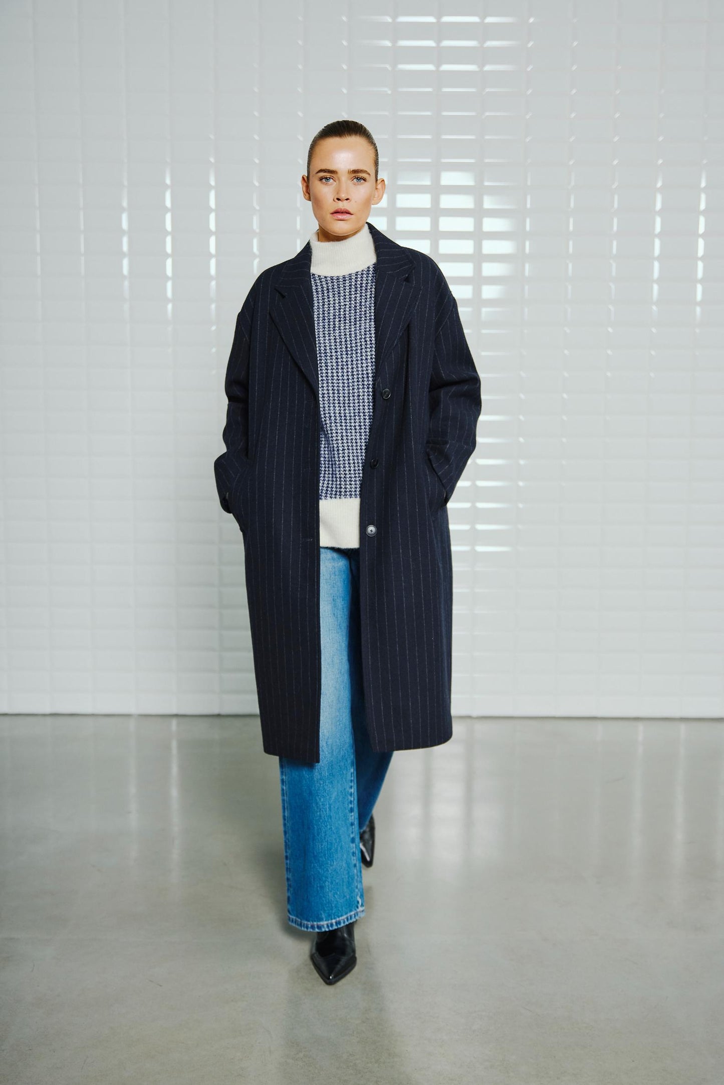 With Black Vista Wollmantel in Navy Stripes