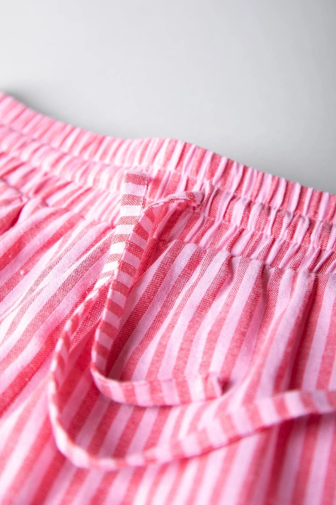 Colourful Rebel Talia Shorts mit Rüschen in Rot/Rosa