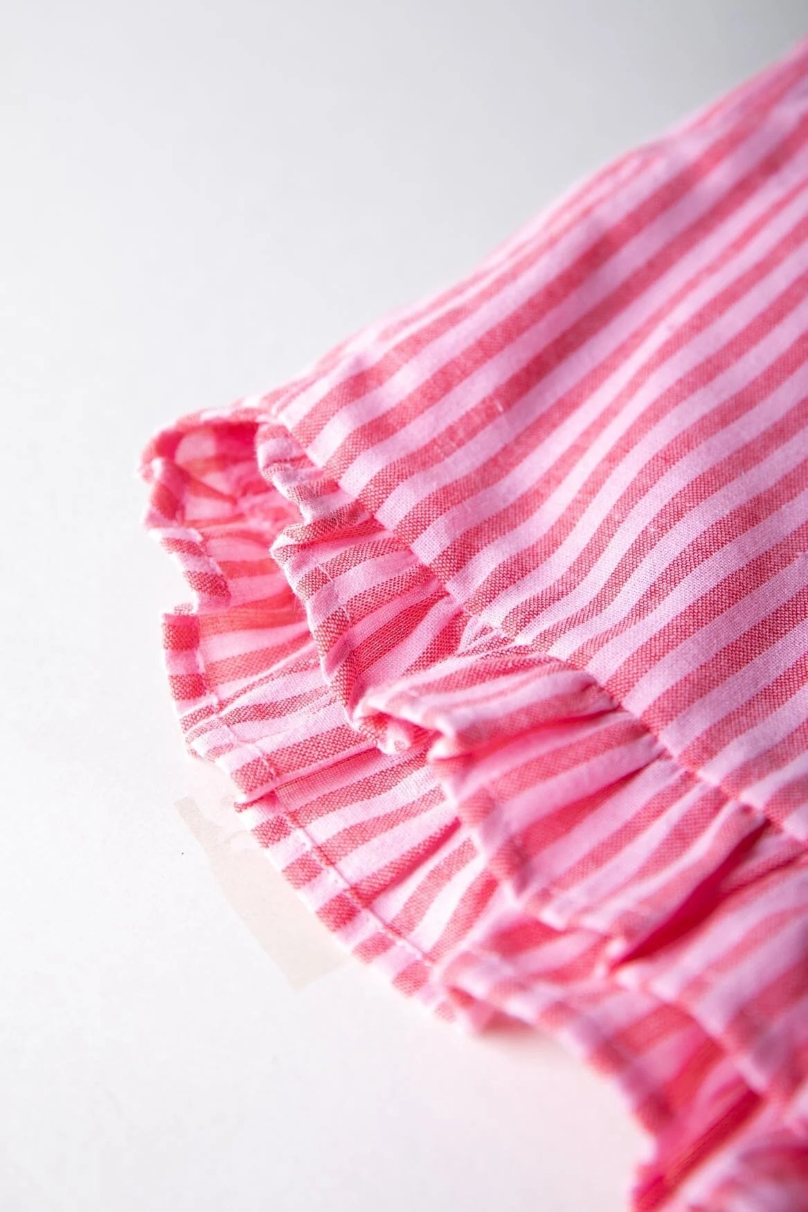 Colourful Rebel Talia Shorts mit Rüschen in Rot/Rosa