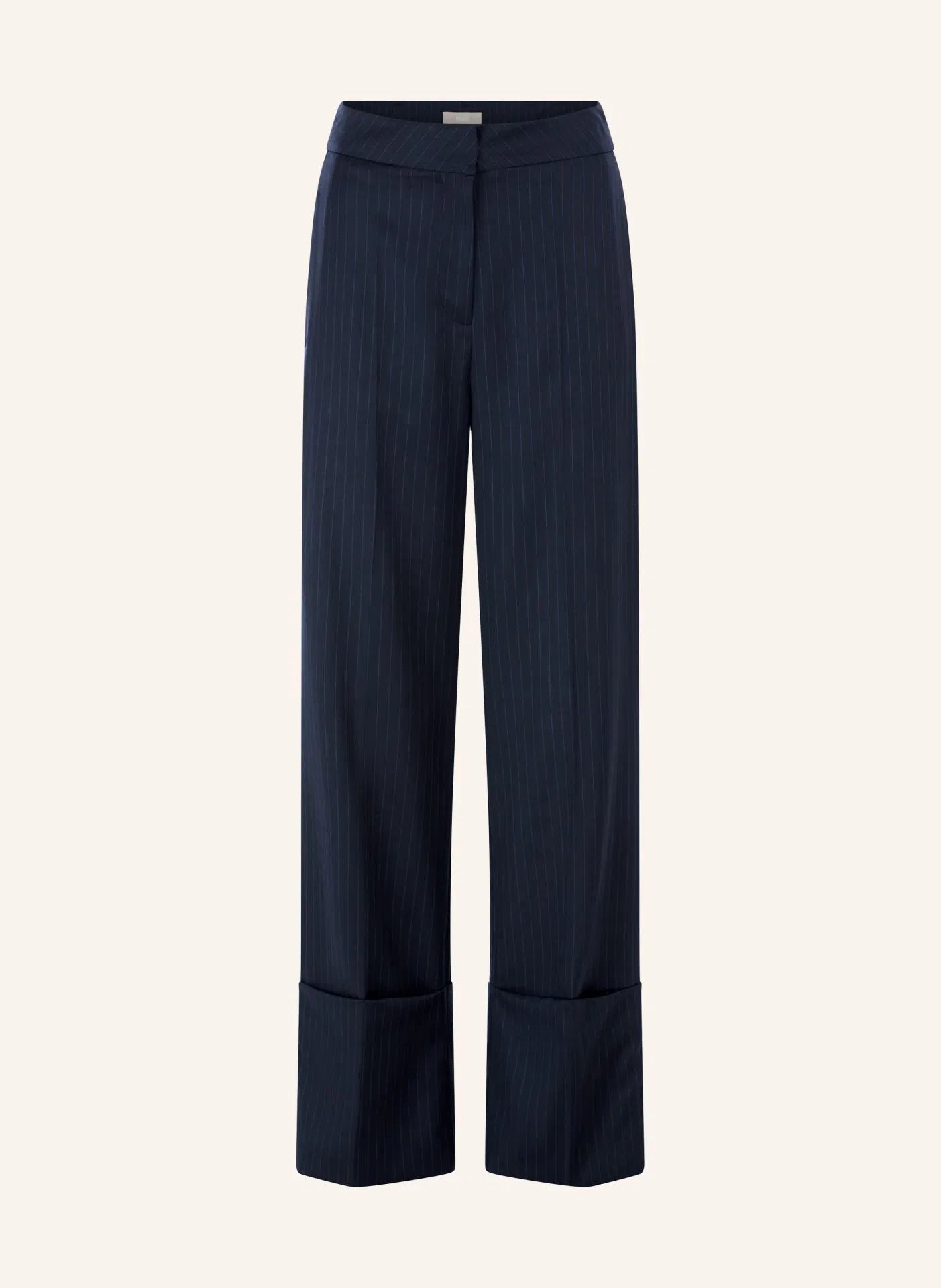 Malej Hose in Nadelstreifen