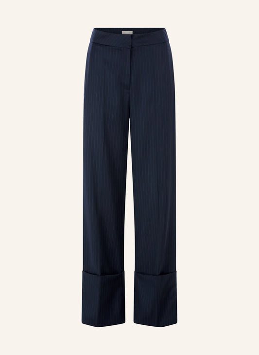 Malej Hose in Nadelstreifen