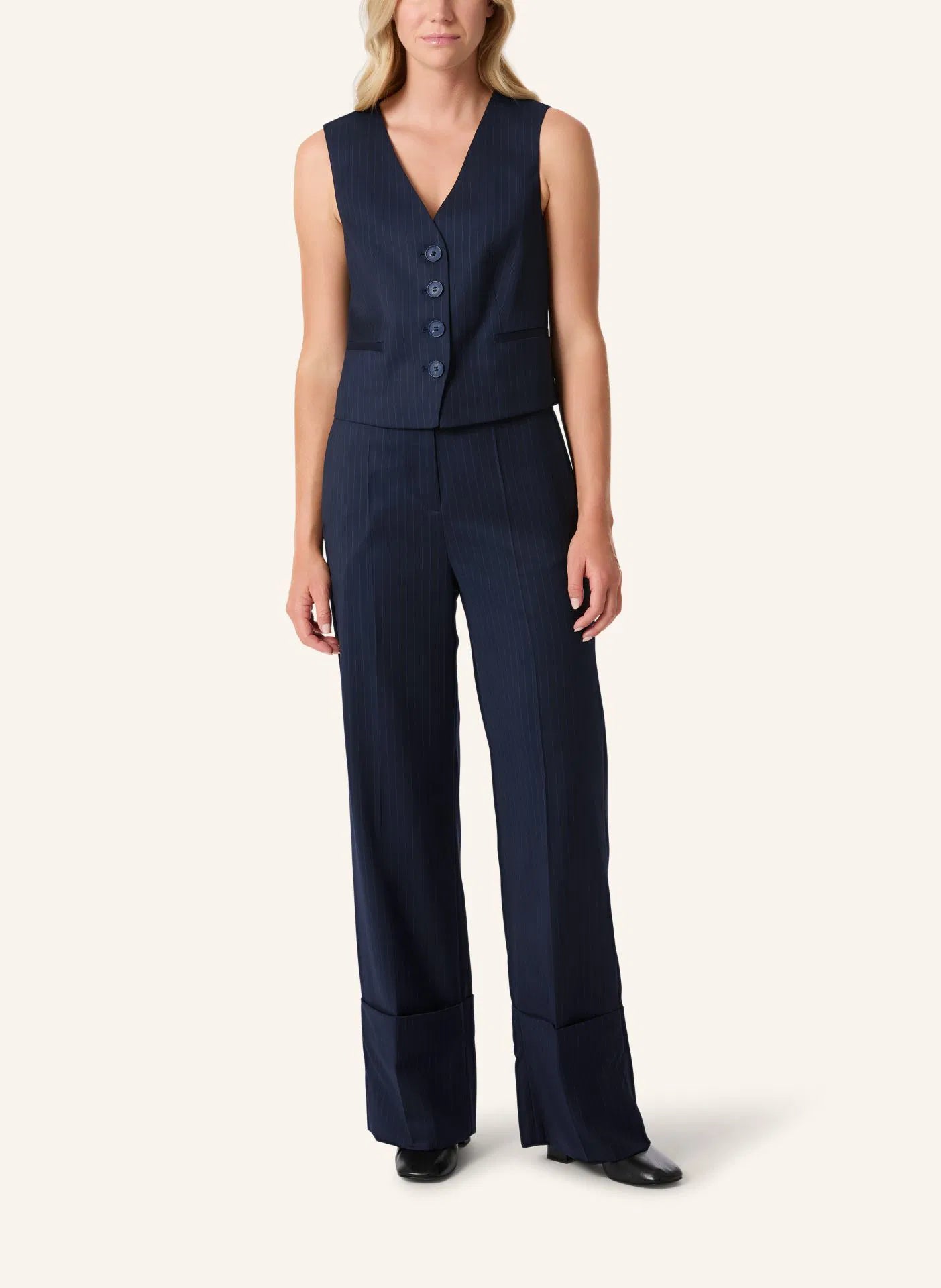 Malej Hose in Nadelstreifen