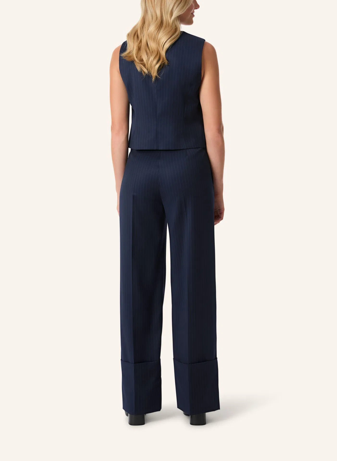 Malej Hose in Nadelstreifen