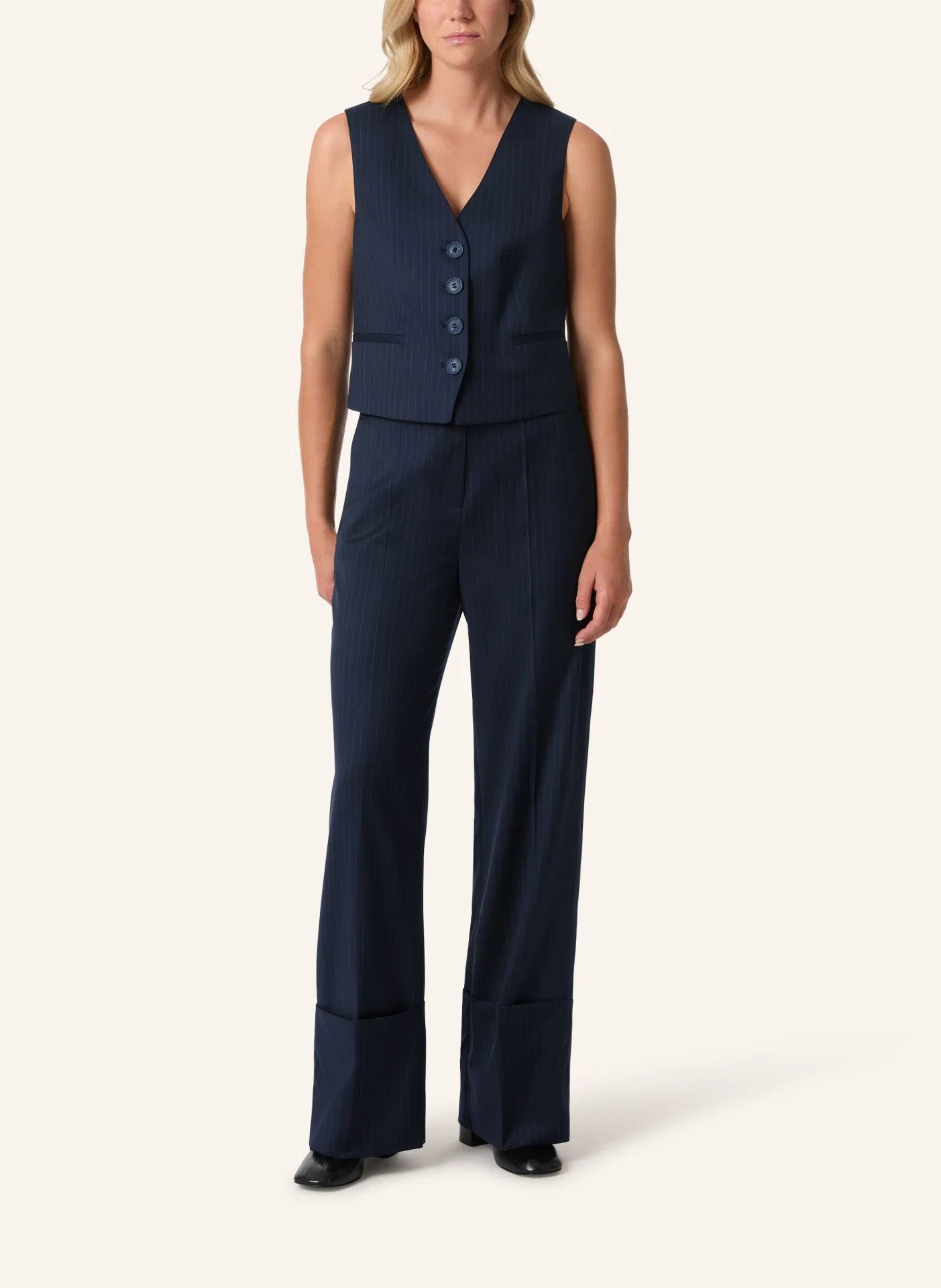 Malej Weste in Nadelstreifen