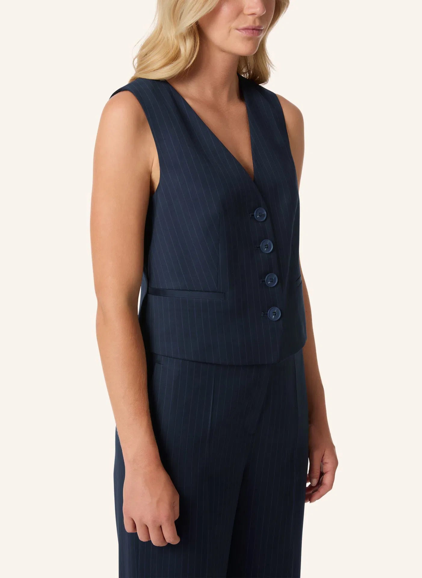 Malej Weste in Nadelstreifen