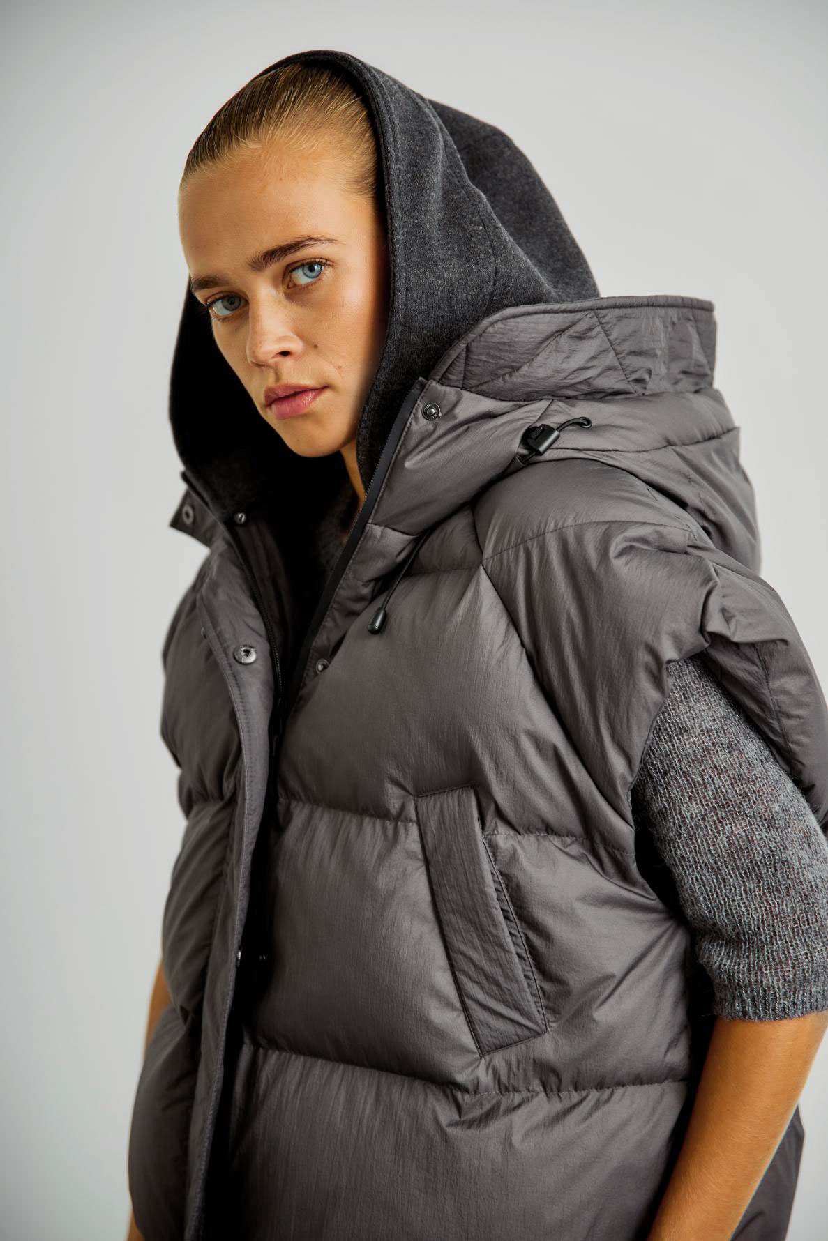 With Black Venice Weste in Grey