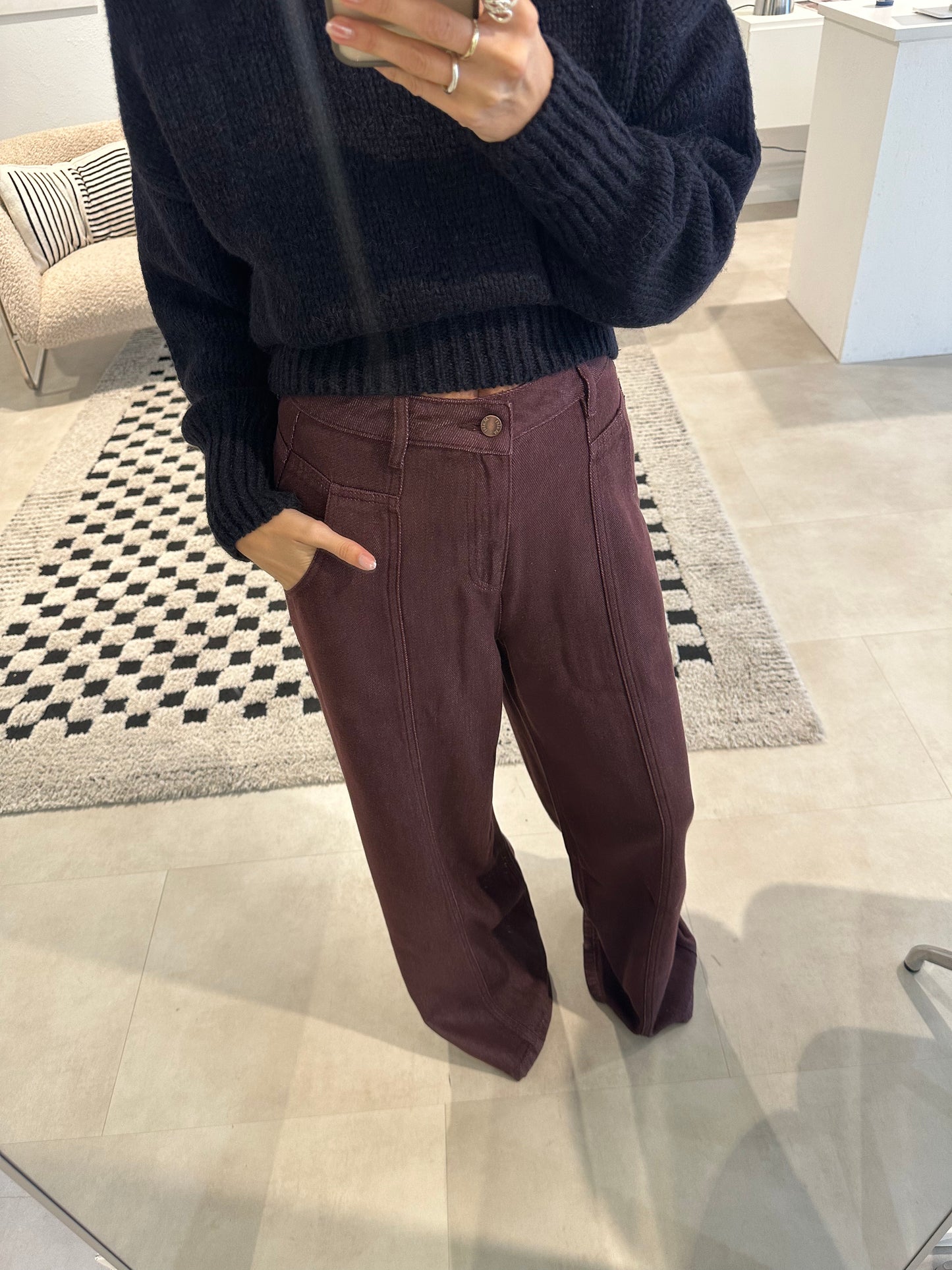 Malej Hose in Burgund