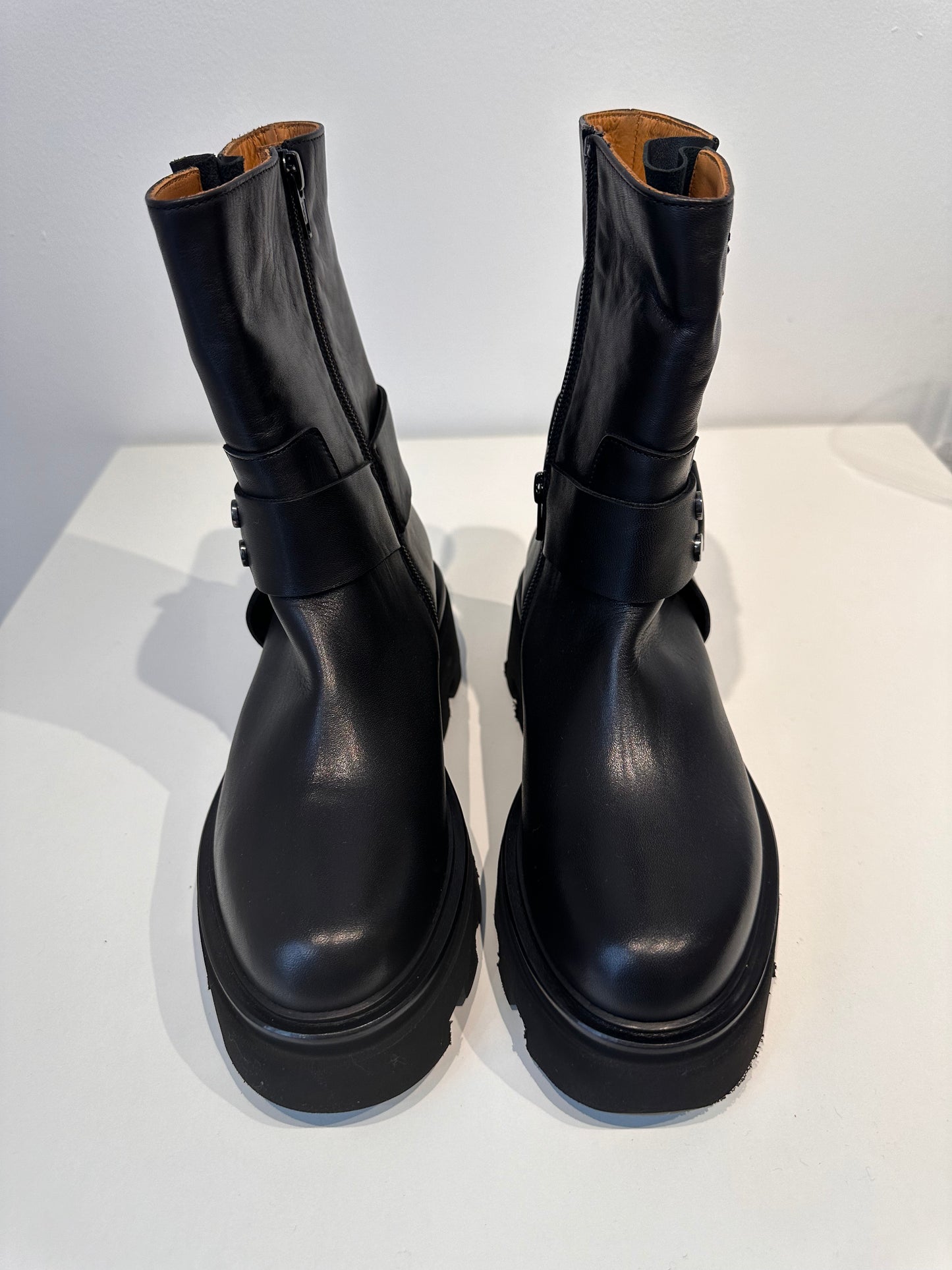 Thea Mika Carrie Stiefel in Schwarz