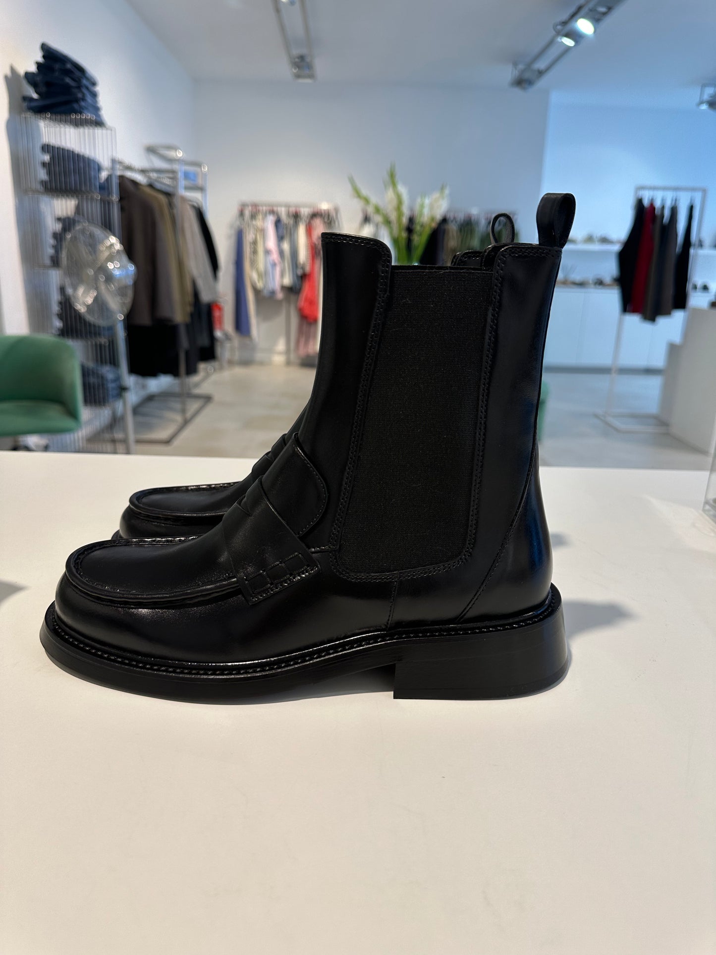 Billibi Chelsea Loafer in Schwarz