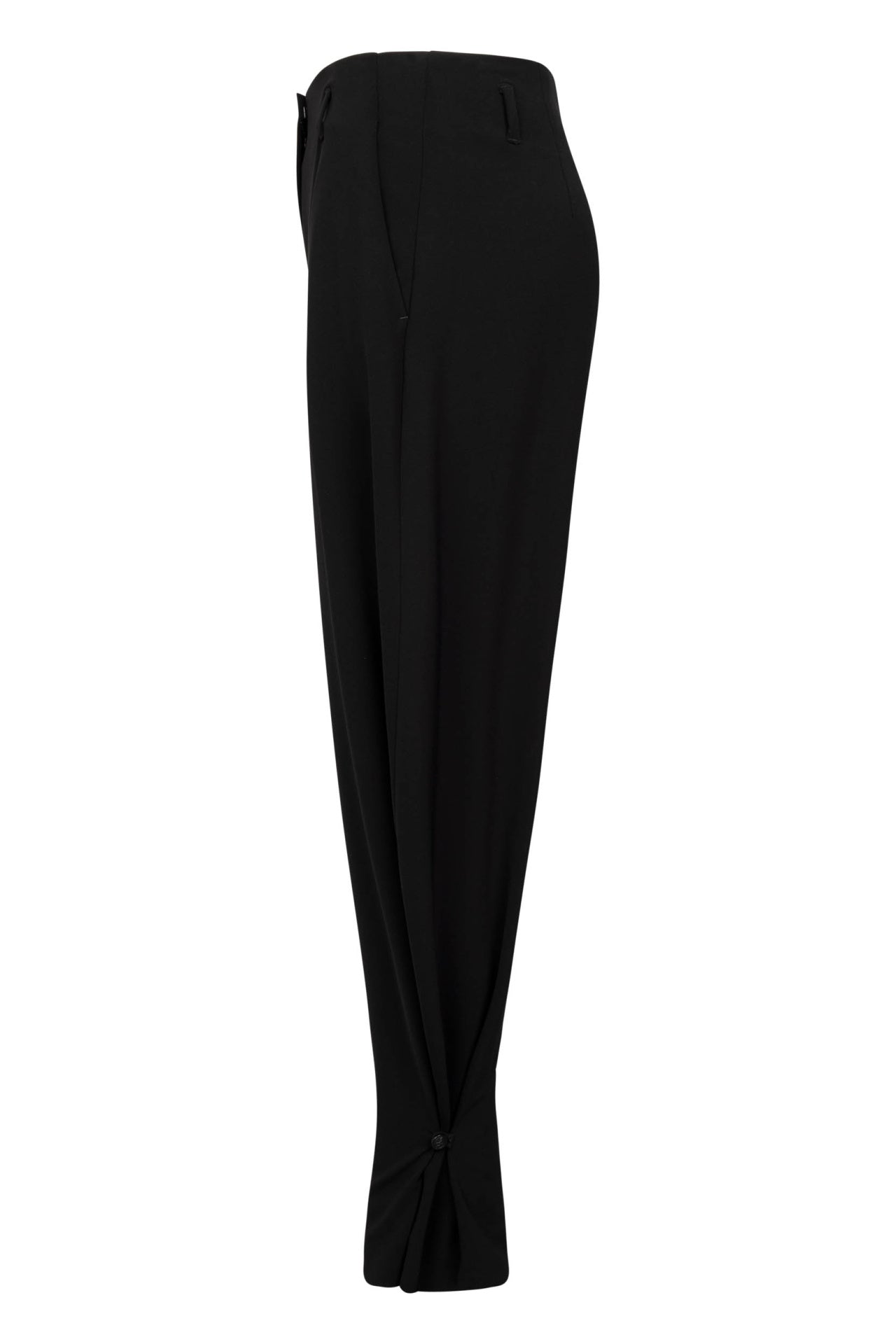 Seductive Gillian in Schwarz