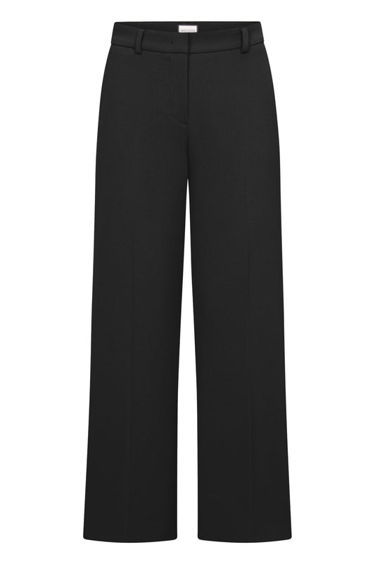 Seductive Lucasse in Schwarz