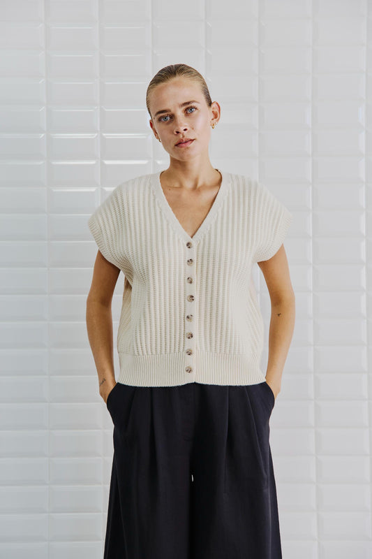 With Black Poppy Strickweste in Birch