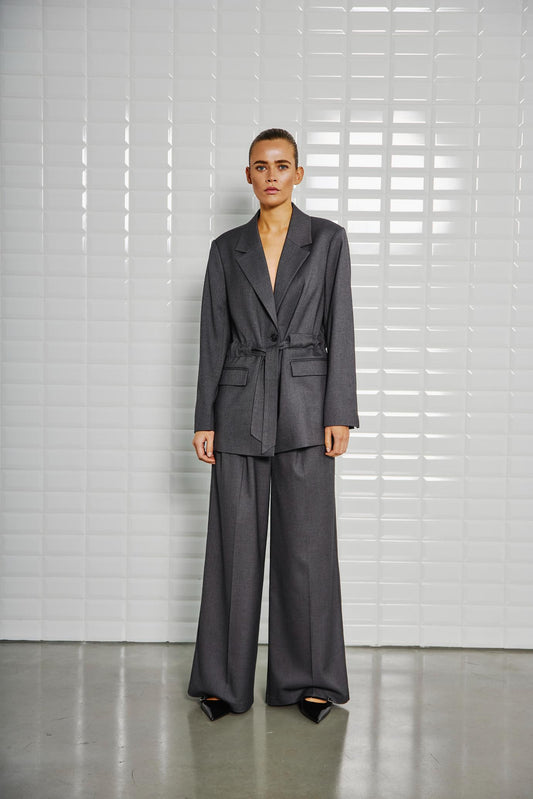 With Black Magnolia Hose in Asphalt