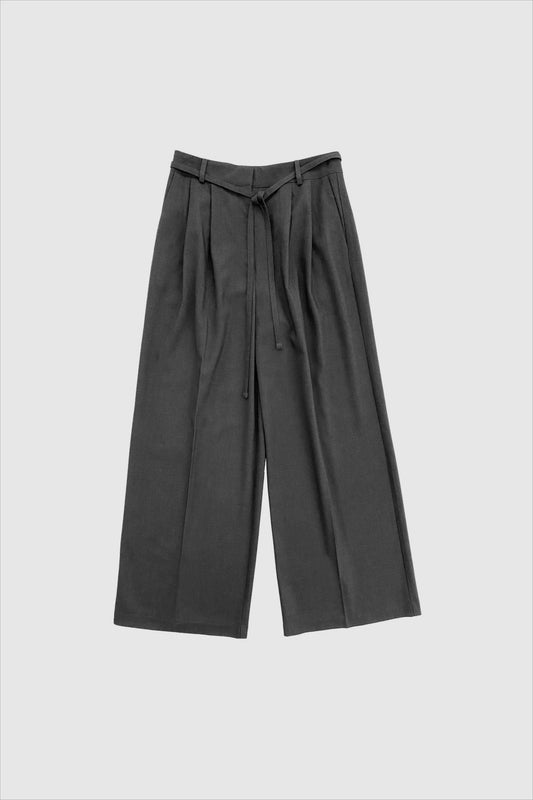 With Black Magnolia Hose in Asphalt
