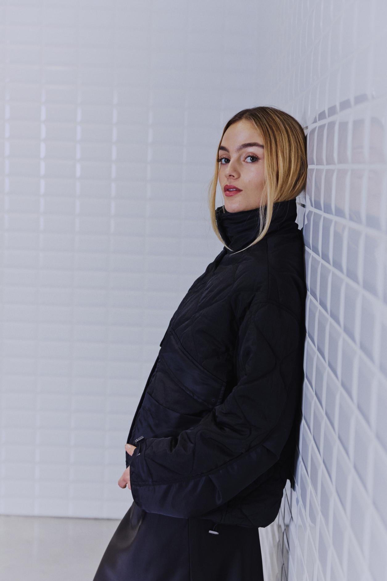With Black Vella Jacke in Black